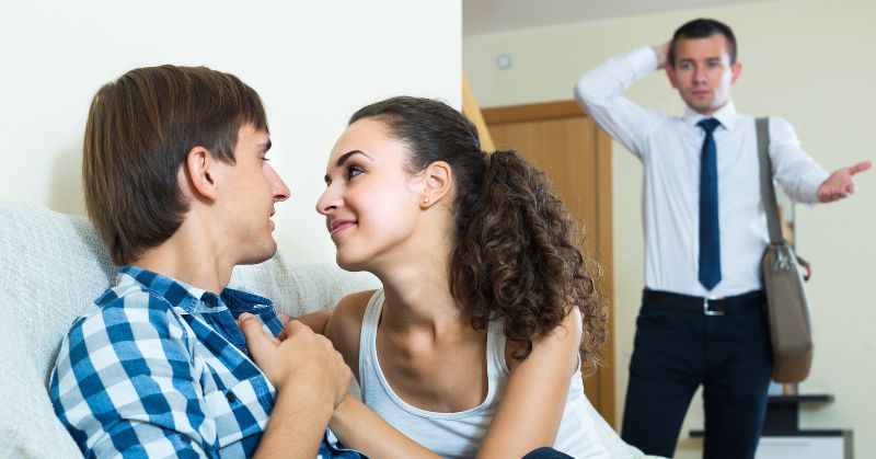 חושדים שמשהו לא תקין? 5 סימנים שהיא אולי בוגדת