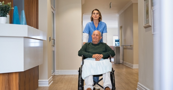 מה חשוב לברר כאשר בודקים בית אבות סיעודי פרטי?